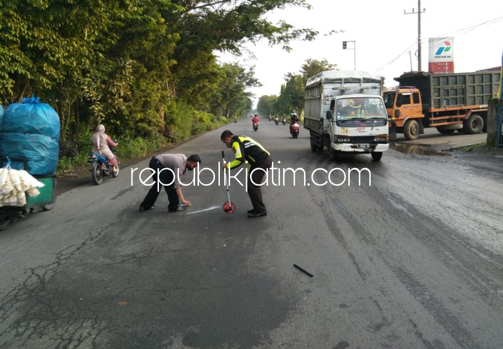 Mobil Ayla Tabrak Truk Gandeng Berhenti di Depan SPBU Prambon, Sopir Tewas Mahasiswi Terluka Dirujuk Rumah Sakit