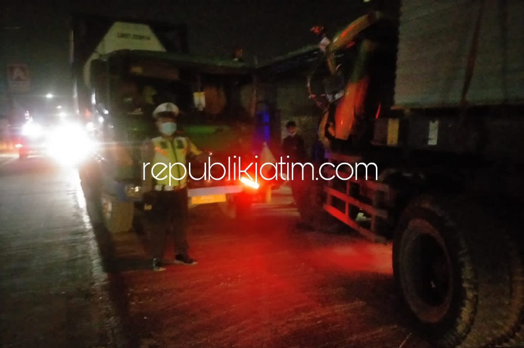 Truk Muatan Cairan Pemanis Kopi Kapal Api Tabrak Truk Muatan Asbes Parkir di JL Raya Sukodono Kerugian Capai Rp 10 Juta