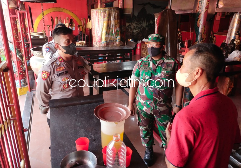 Sinergitas TNI-Polri, Cek Keamanan Jelang Imlek di Klenteng Teng Swie Bio Krian