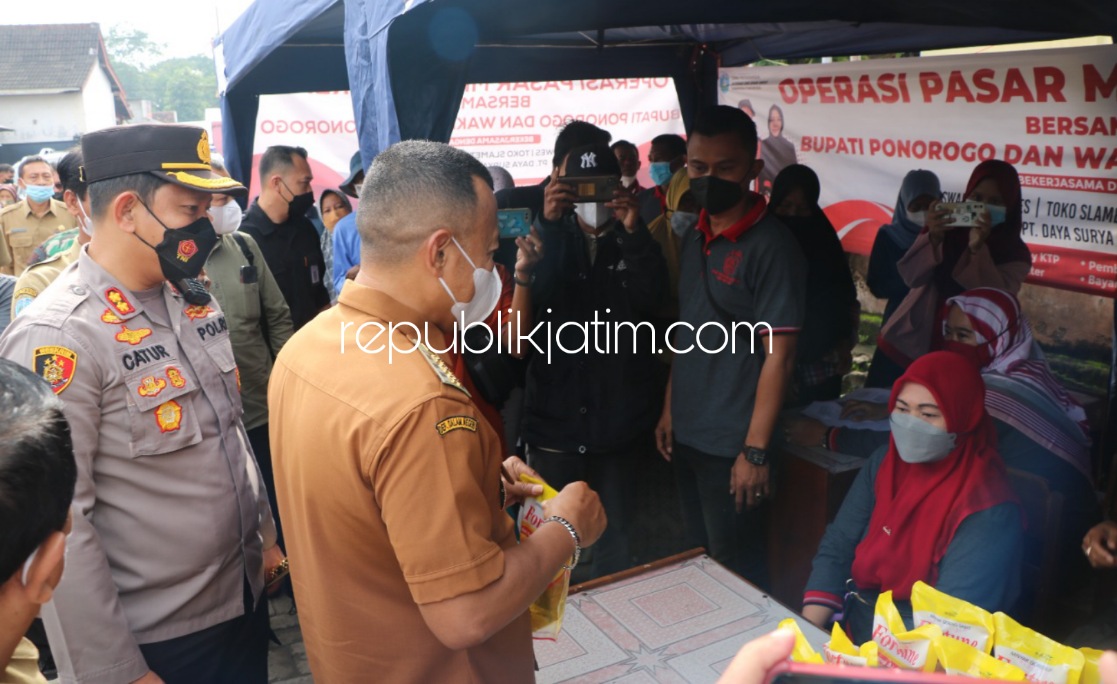 Ajak Megasurya Mas, Bupati dan Wabup Ponorogo Tinjau Operasi Pasar Minyak Goreng di Alun-Alun dan Pasar Balong