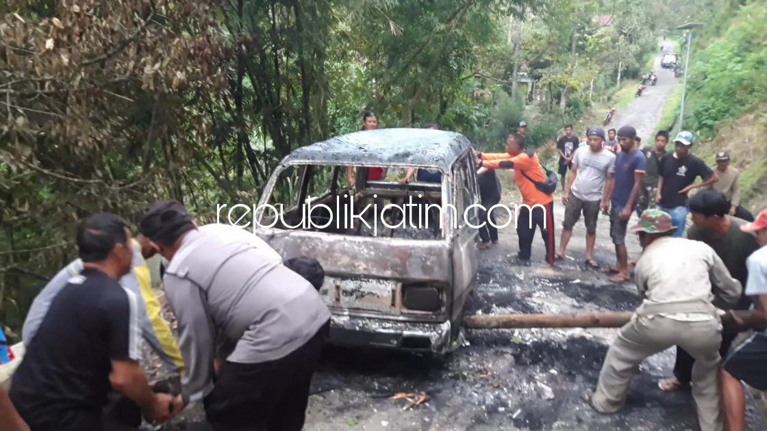 Diduga Kabel Korslet, Mobil Carry Angkut Dua Jerigen Pertamax di Ponorogo Ludes Terbakar