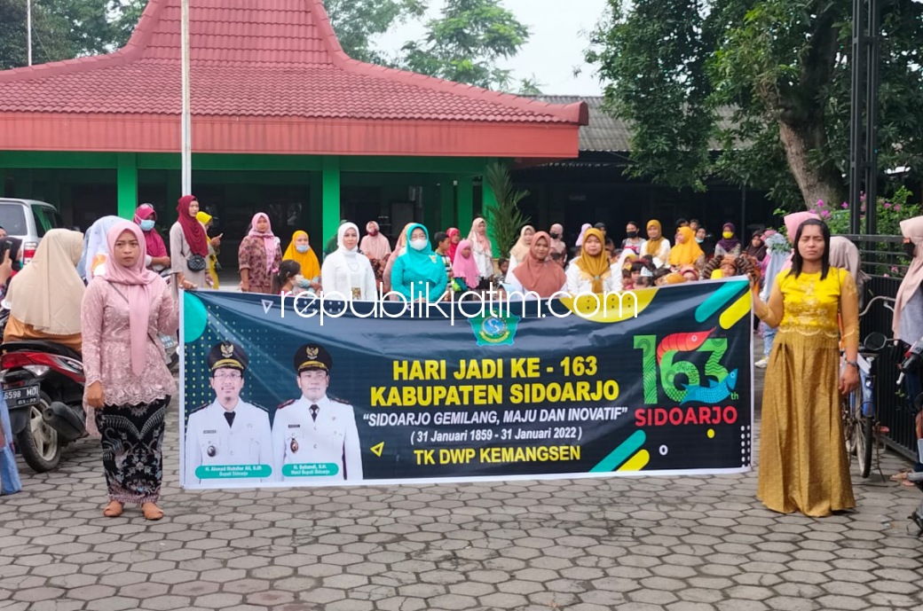 Ramaikan HUT Sidoarjo ke 163, TK Dharma Wanita Kemangsen Balongbendo Karnaval Keliling Kampung