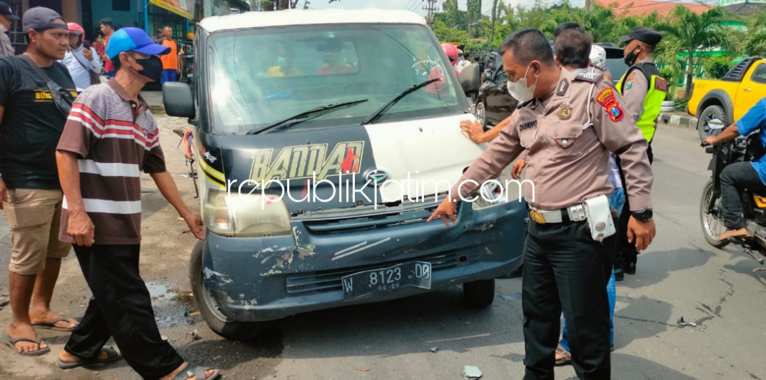 Pencuri Asal Malang Tertangkap Usai Mobil Pikup Curiannya Tabrak Pohon dan 2 Pengendara Motor di SMAN 1 Krian