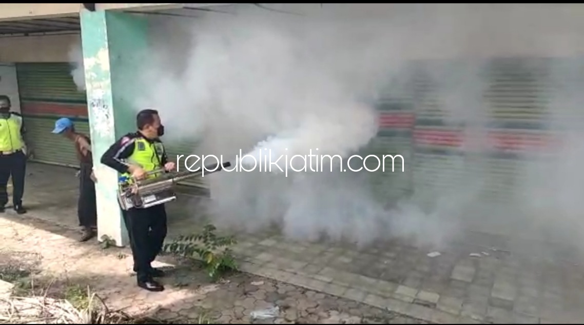 Jumlah Penderita Tinggi, Satuan Lantas Polres Ponorogo Perangi Demam Berdarah dengan Fogging