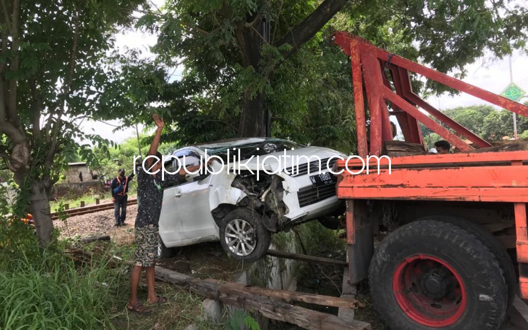 Ertiga Diseruduk Dump Truk Balapan Jumping di Samping Luapan Lumpur Lapindo, 5 Penumpang Selamat