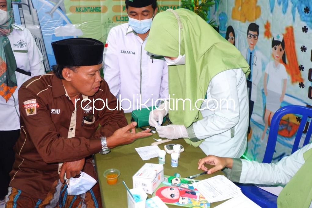 SMK Plus NU Sidoarjo Ramaikan Pasar Murah dan Produk UMKM dengan Buka Layanan Kesehatan Gratis