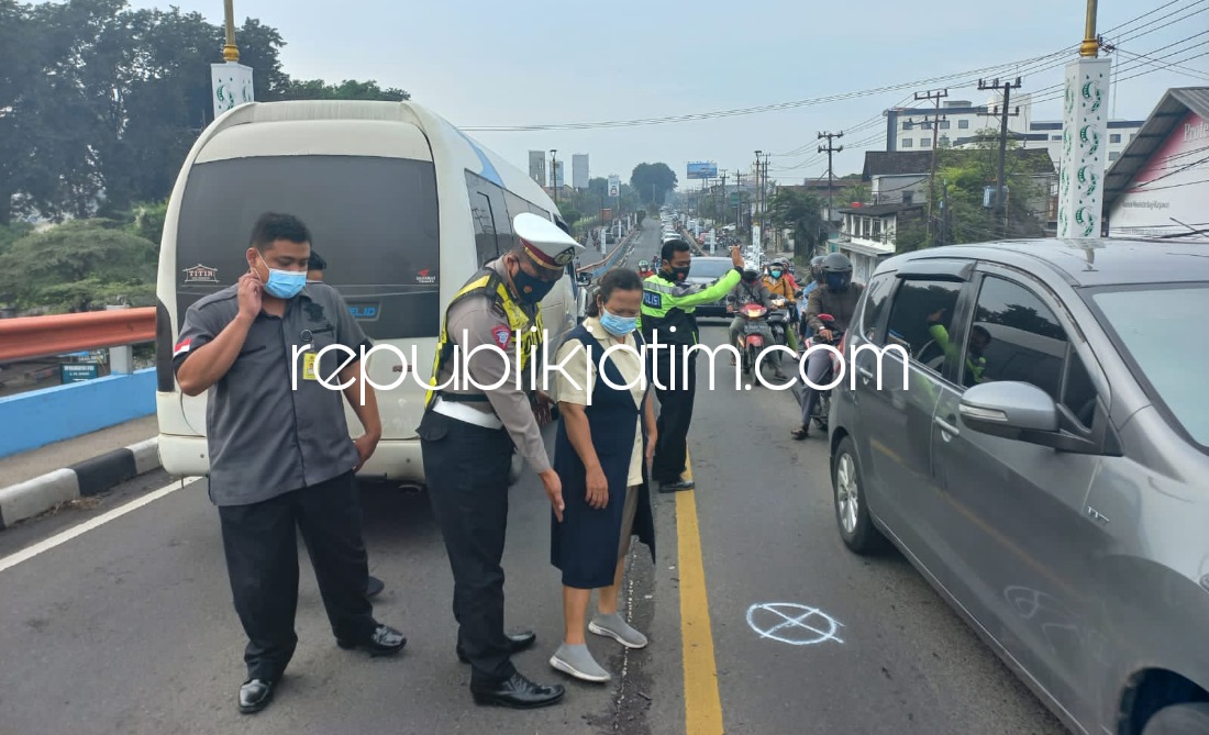 Isuzu Elf Tabrak Mobil Xenia di Flyover Waru, Kabur Tertangkap di Perumahan Deltasari