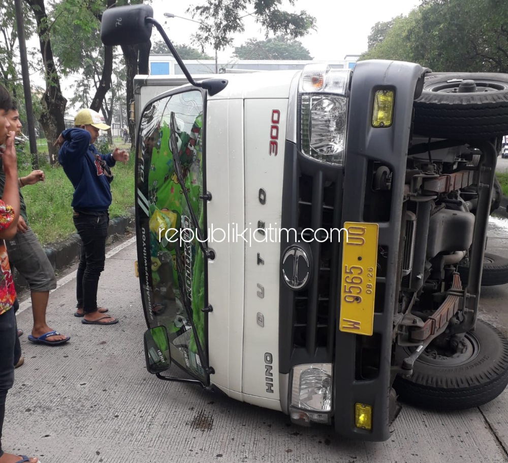 Ban Tegelincir Karena Licin, Truk Box Ice Cream Terguling di JL Raya Juanda Sidoarjo