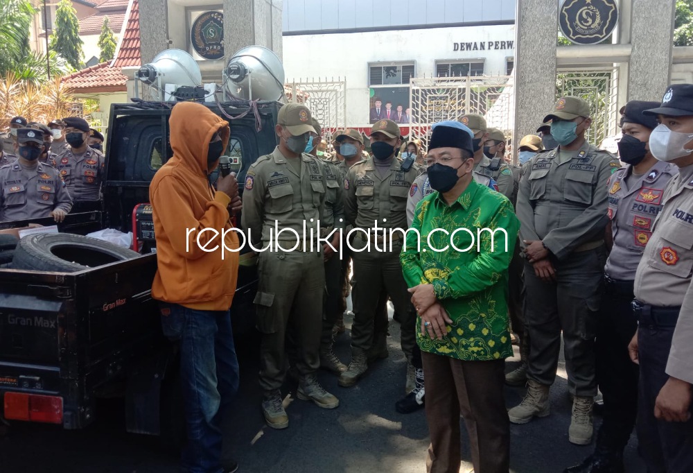 Rekruitmen Pegawai RSUD Krian Dinilai Tidak Transparan, Mahasiswa dan Warga Demo Luruk DPRD Sidoarjo