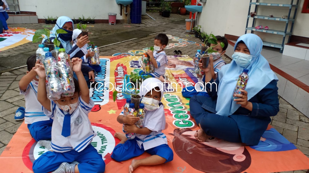 Peringati Hari Sampah Nasional, Siswa dan Siswi KB TK Al Muslim Jadi Detektif Lingkungan Cilik