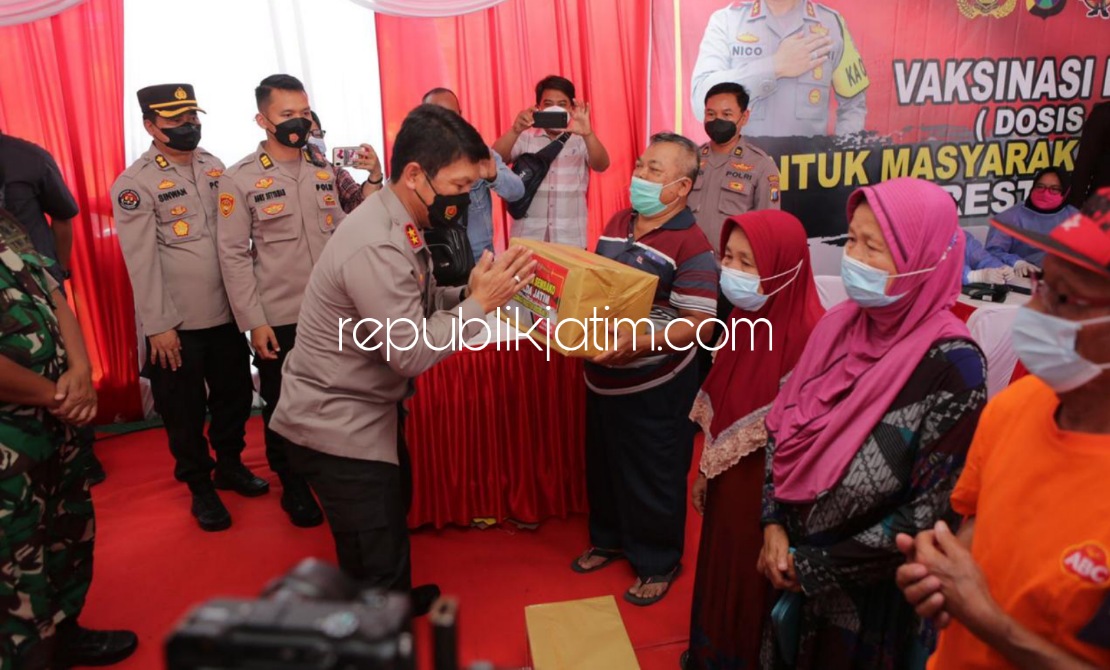 Kapolda Jatim Ikuti Zoom Meeting Vaksinasi Serentak di Desa Suko Sukodono Sekaligus Bagikan Sembako