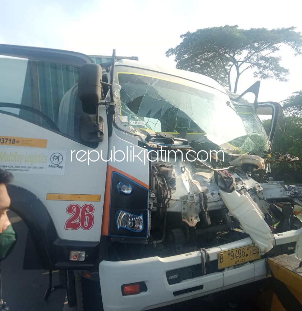 Sopir Ngantuk, Truk Kontainer Seruduk Truk di Tol Sidoarjo - Porong Kenek Dilarikan RSUD