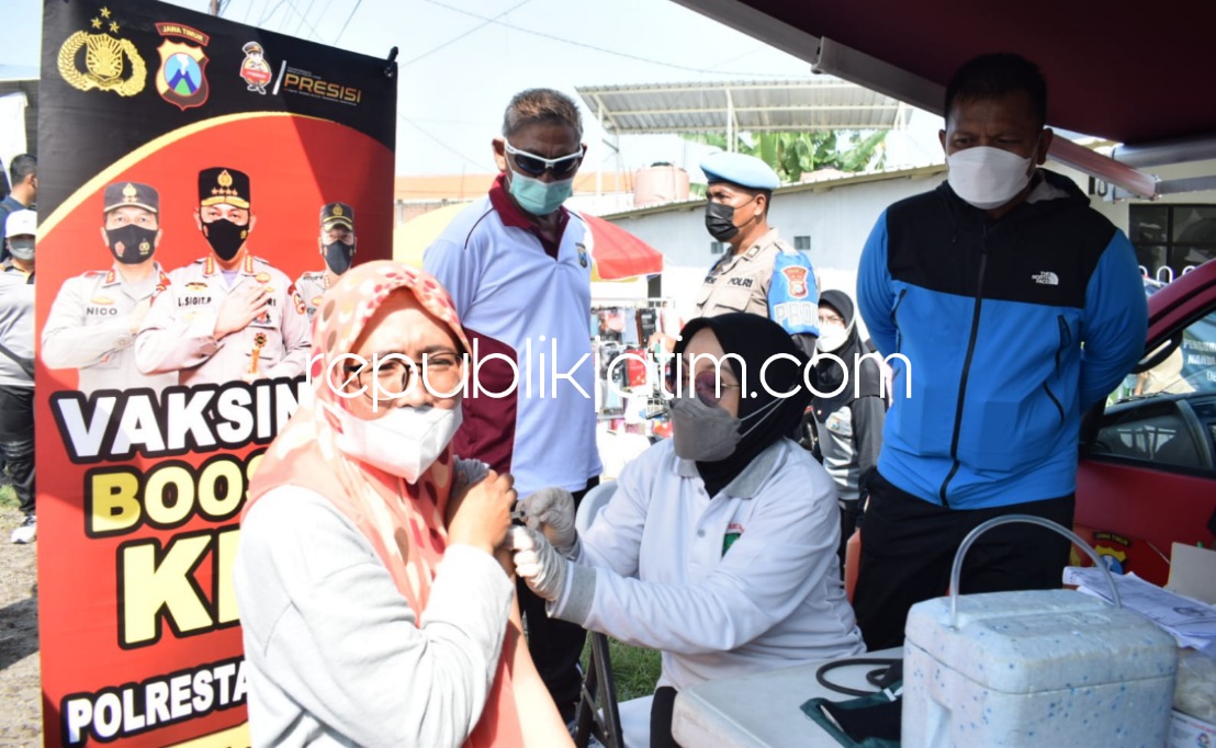 Sabtu Ceria, Jalan Sehat Polresta Sidoarjo Sambil Gelar Vaksinasi di Pasar Sidokerto