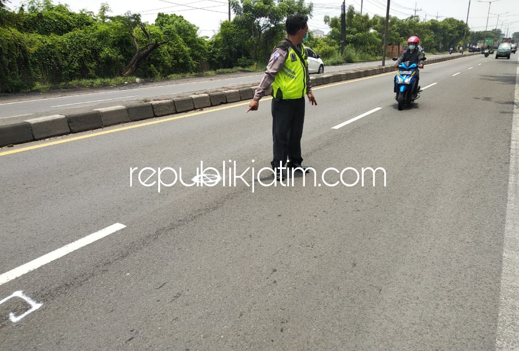 Tersenggol Truk di JL Raya Trosobo Taman, Pengendara Motor Asal Tandes Surabaya Terluka Dilarikan Rumah Sakit