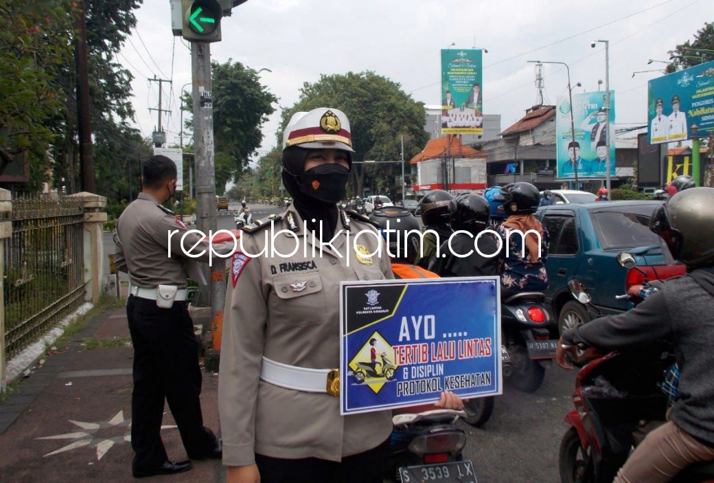 Tim Satuan Lantas Polresta Sidoarjo Edukasi Pengendara untuk Tertib Lalin dan Patuh Prokes