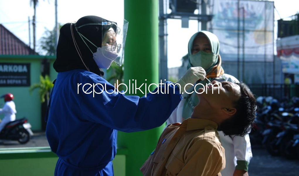 Pastikan 125 Siswa Bebas Covid-19 Sebelum PKL, SMK Plus NU Sidoarjo Gelar Tes Swab Antigen