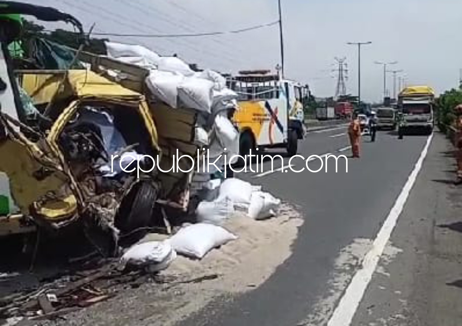 Kemudi Bus Rombongan Peziarah Direbut Penumpang Depresi, Bus Oleng Tabrak Truk Muat Biji Plastik di Tol Surabaya - Waru, Tiga Tewas