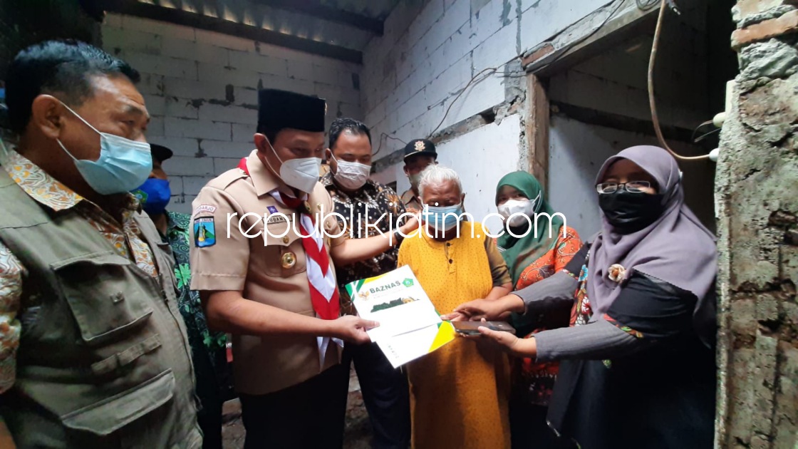 Wabup Sidoarjo Salurkan Bantuan Program Rehab Rumah Bagi Warga Tidak Mampu di Waru