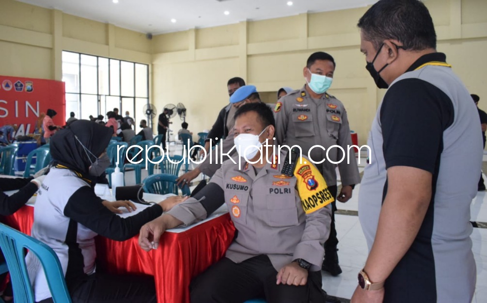 Kapolresta Sidoarjo Turut Periksa Kesehatan Berkala dan Besuk Anggota Tergolek Sakit