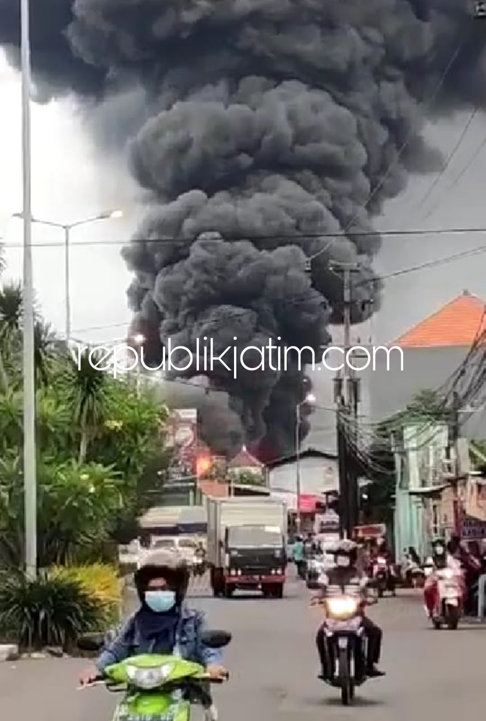 Pabrik Sepatu di Dekat Pasar Wadungasri Waru Ludes Terbakar, Pedagang dan Warga Ketakutan