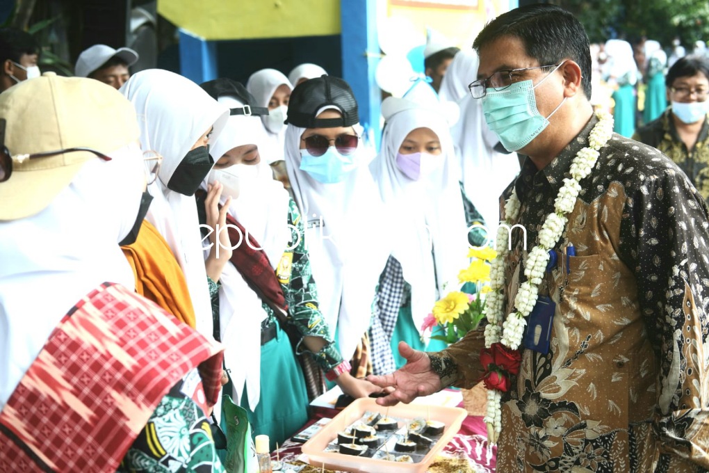 Enterpreneur Days di SMPN 4 Sidoarjo, Para Siswa Sajikan Berbagai Makanan Olahan Berbahan Baku Lele