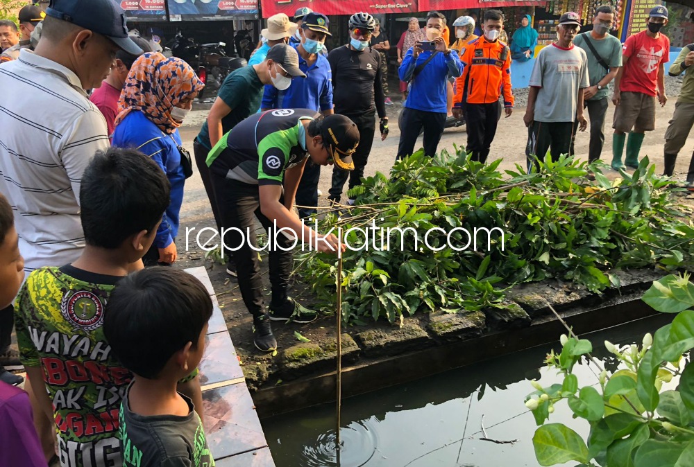 Aktifkan Lagi Kerja Bhakti, Gus Muhdlor Ajak Warga Kalitengah Tanggulangin Normalisasi Drainase