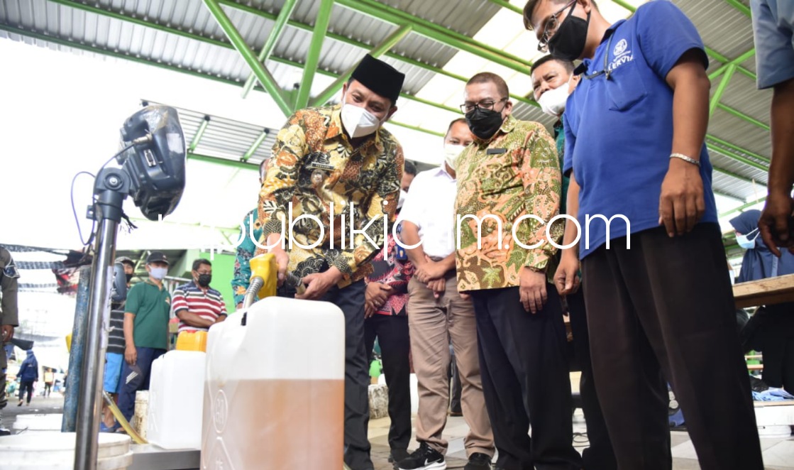 Operasi Pasar, Pemkab Sidoarjo Gelontor 5.000 Liter Migor Curah untuk Pasar Porong