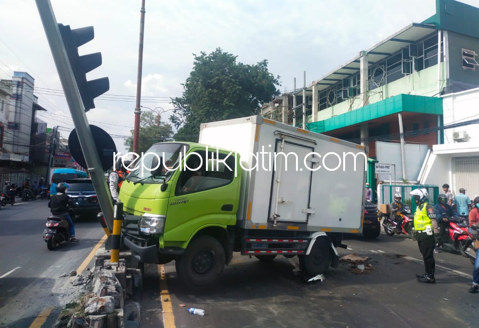 Tabrakan Beruntun Dua Truk Box dan Motor hingga Tabrak Lampu Merah di JL Raya Pucang Sidoarjo