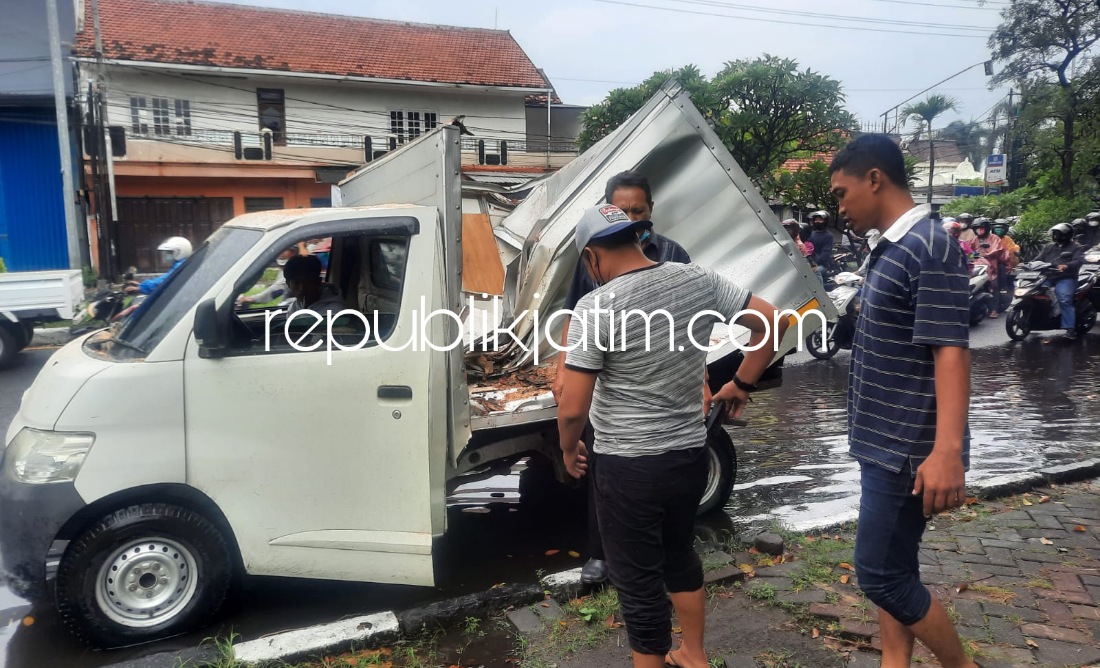 Pohon Tumbang Selain Timpa 2 Mobil dan Motor Hingga Ringsek, Juga Picu 2 Korban Luka Dilarikan RSUD Sidoarjo