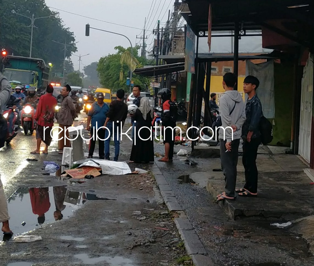 Nyeberang, Ibu Rumah Tangga Tewas Disantap PCX di JL Raya Tebel Gedangan