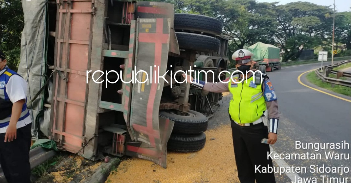 Gandengan Lepas, Truk Muatan Jagung dari Lamongan Terguling di Exit Tol Waru