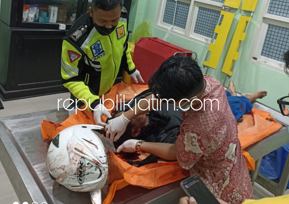 Truk Tersenggol Truk Gandeng, Muatan Pipa Besi Lepas Timpa 2 Pengendara Motor 1 Tewas 1 Terluka di Lingkar Timur Sidoarjo