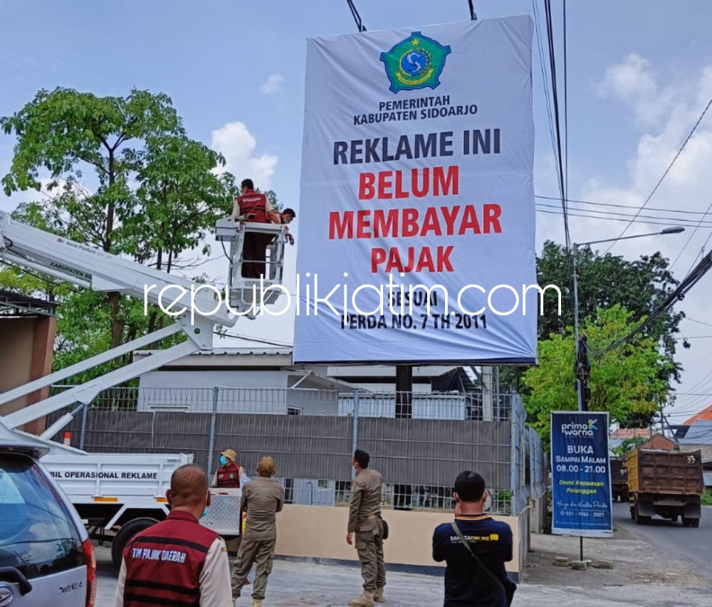 Tak Mau Bayar Pajak, BPPD Sidoarjo Tutup Reklame Raksasa Milik Bank dan Pegadaian di Sukodono