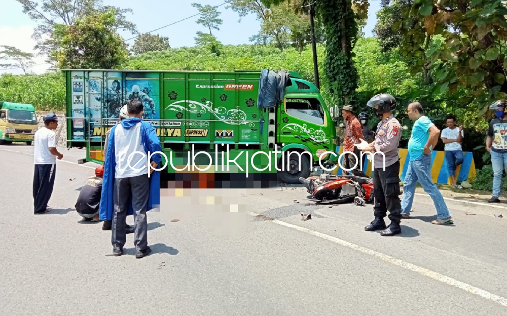 Truk Ngebut Langgar Marka Jalur Menikung Ponorogo - Trenggalek, Tabrak Honda Beat 2 Pelajar SMP Tewas Terlindas