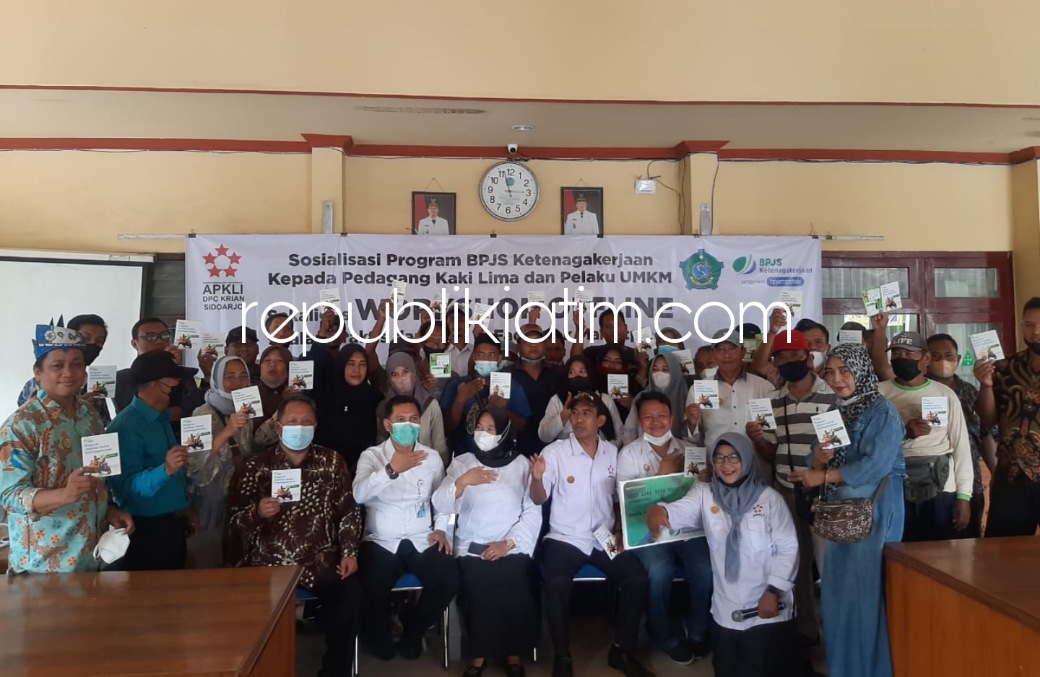 Difasilitasi APKLI, Puluhan PKL dan UMKM Krian Daftar BPJS Ketenagakerjaan Massal