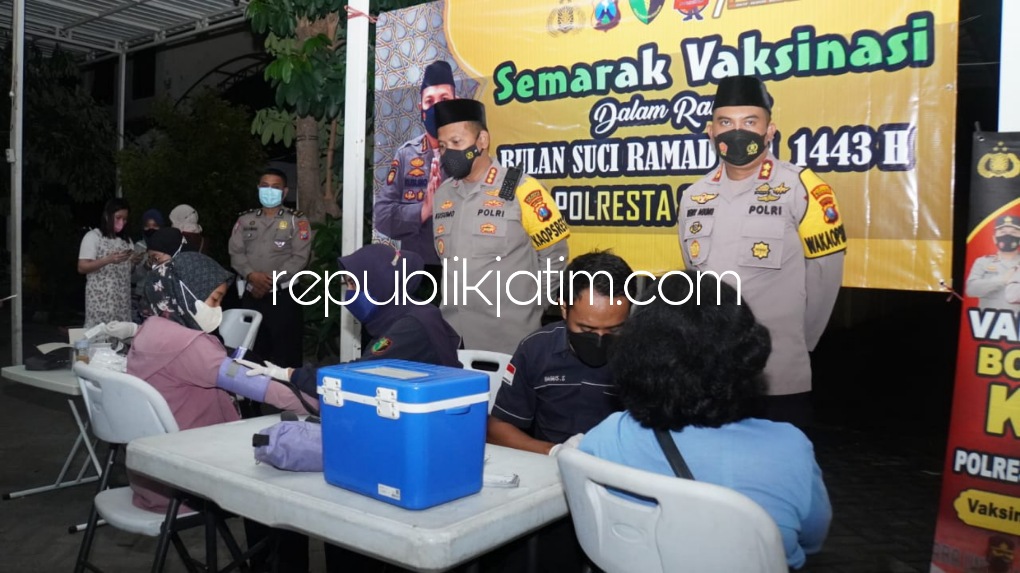 Semarak Vaksinasi Bekal Mudik Digelar  Polresta Sidoarjo Usai Salat Tarawih di Sejumlah Masjid