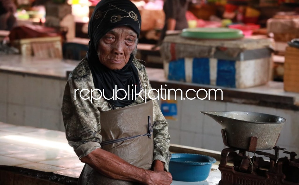 Mbok Khodijah, Nenek Berusia 101 Tahun Masih Istiqomah Berjualan Ikan Bandeng di Pasar Larangan Sidoarjo