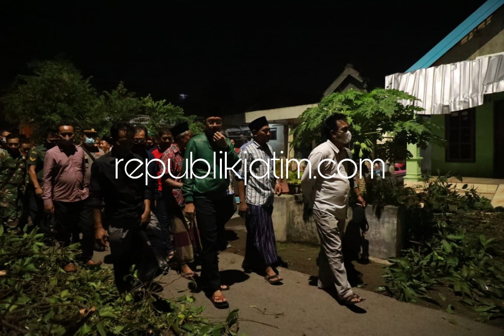 Blusukan Malam, Gus Muhdlor Pastikan Bantu Perbaiki Rumah Korban Puting Beliung di Sudimoro dan Grogol Tulangan