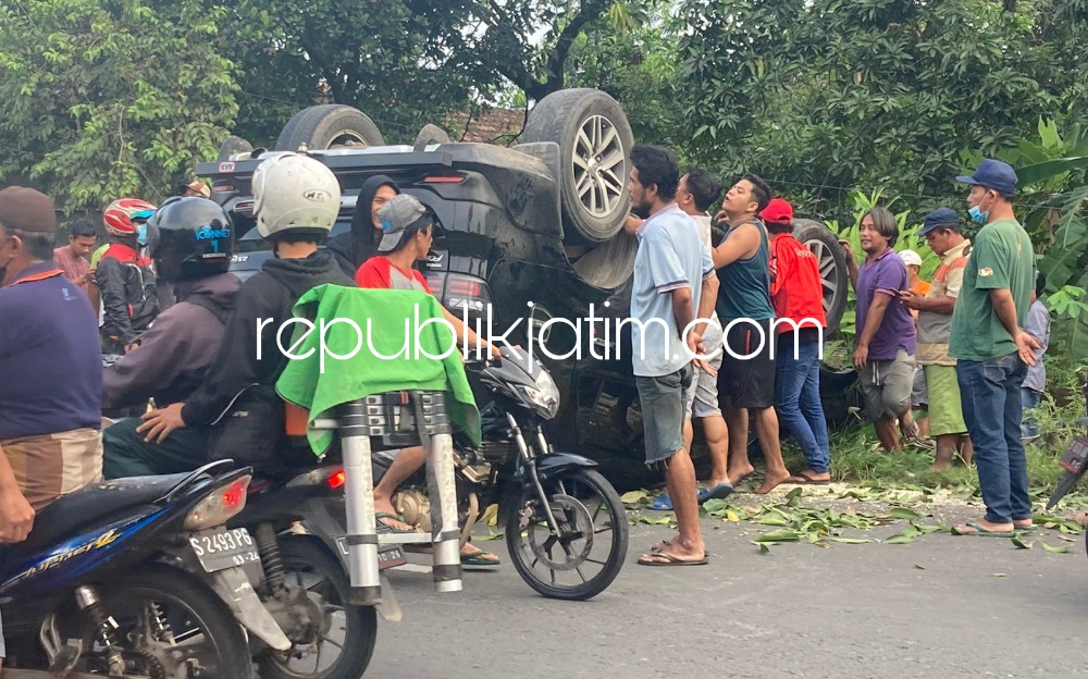 Mobil Fortuner Mendadak Keluar Bahu Jalan Hingga Terbalik di JL Raya Pangkemiri Tulangan, Ibu dan Anak Terluka