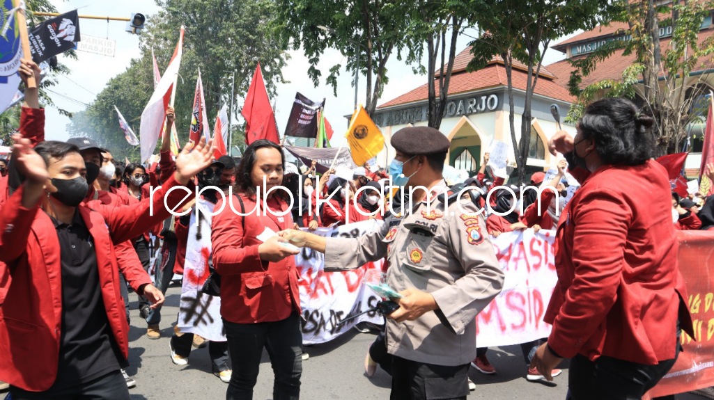 Personel Polresta Sidoarjo Amankan Demo Mahasiswa Secara Humanis Sambil Bagi Masker dan Siapkan Layanan Vaksin