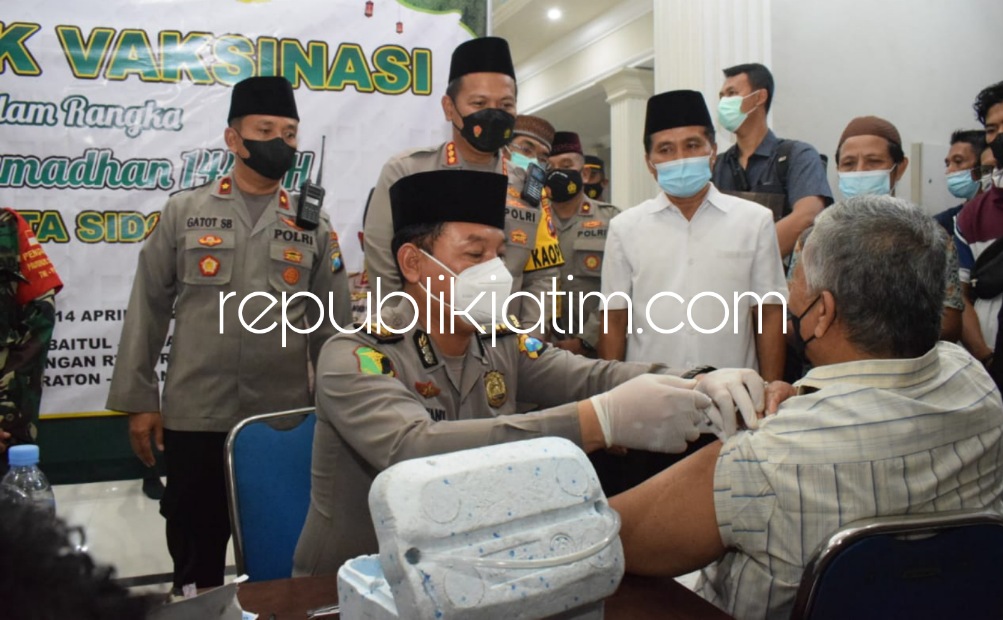 Mulai Lansia Hingga yang Muda, Warga Parengan Krian Serbu Gerai Vaksinasi Booster Polresta Sidoarjo