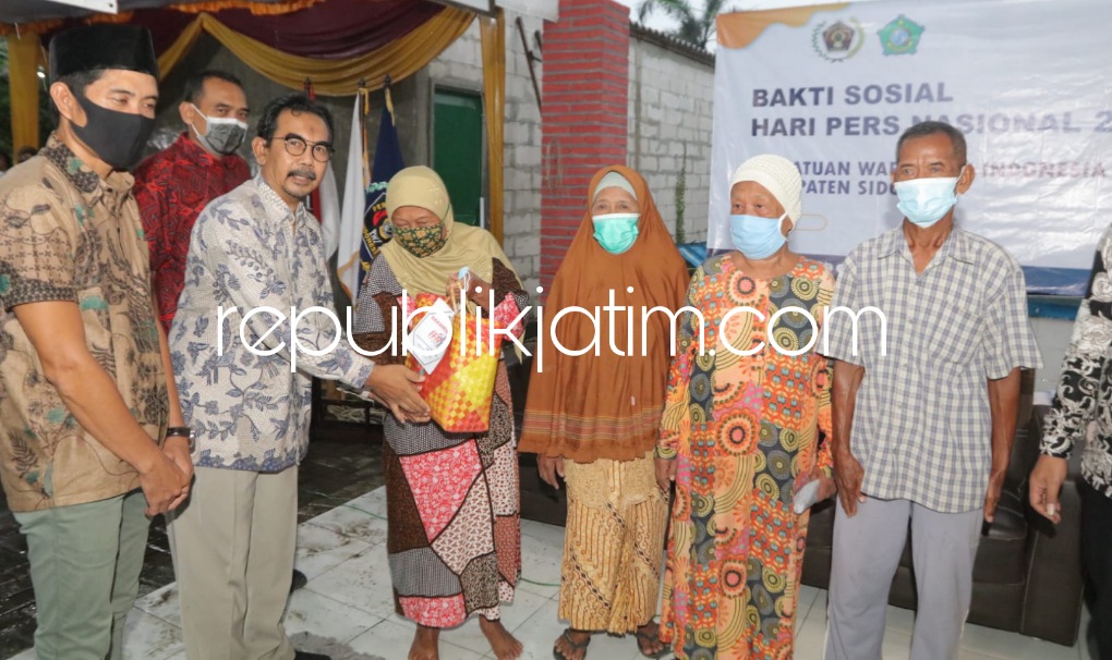 PWI Sidoarjo Bagikan Ratusan Paket Sembako untuk Warga Tiga Desa di Balongbendo