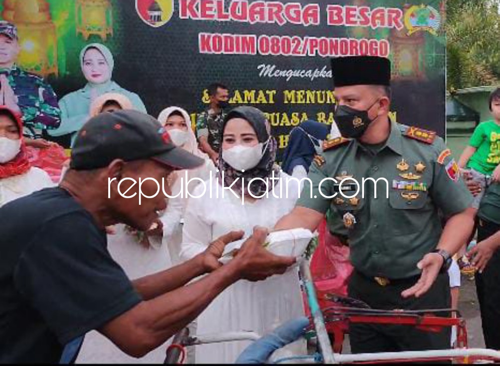 Jalin Silaturahmi Sesama, Dandim dan Ketua Persit Bagi Takjil Di Depan Kodim Ponorogo 