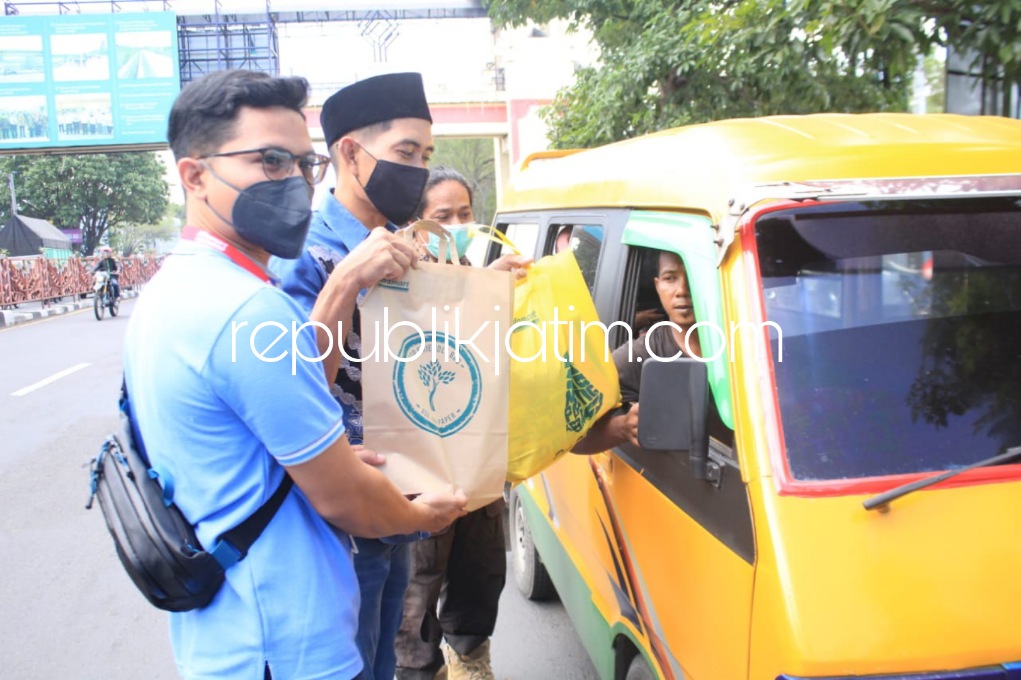 Berbagi Berkah Ramadan, PWI Sidoarjo dan Alfamart Bagi Puluhan Paket Sembako untuk Sopir Angkot 