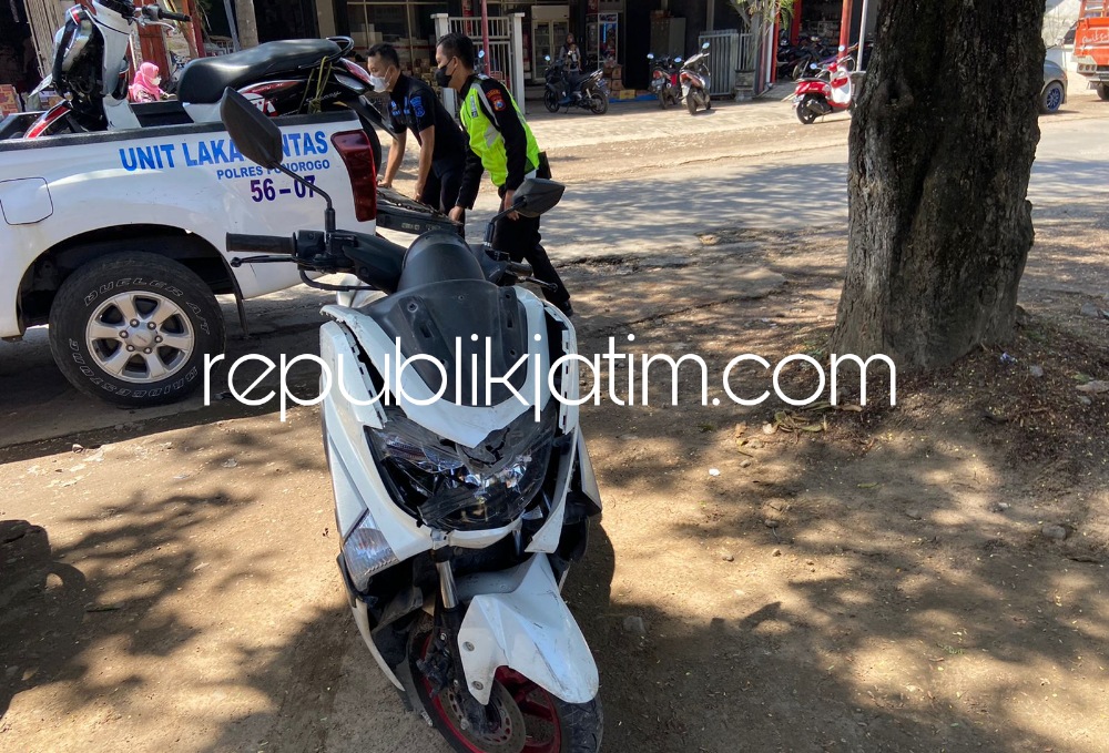 Ibu Rumah Tangga Pengendara Scoopy Tewas Tertabrak Motor N Max yang Dikendarai Pelajar di JL Ponorogo - Bungkal