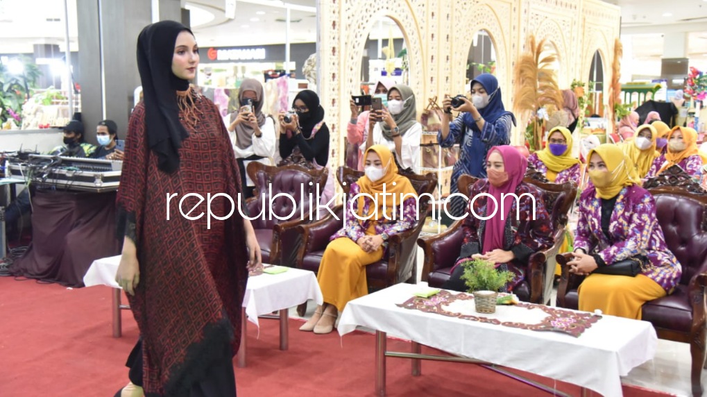 HUT ke 42, Dekranasda Sidoarjo Gelar Fashion Show dan Pamerkan Puluhan Produk UMKM Bagi Pengunjung Mal