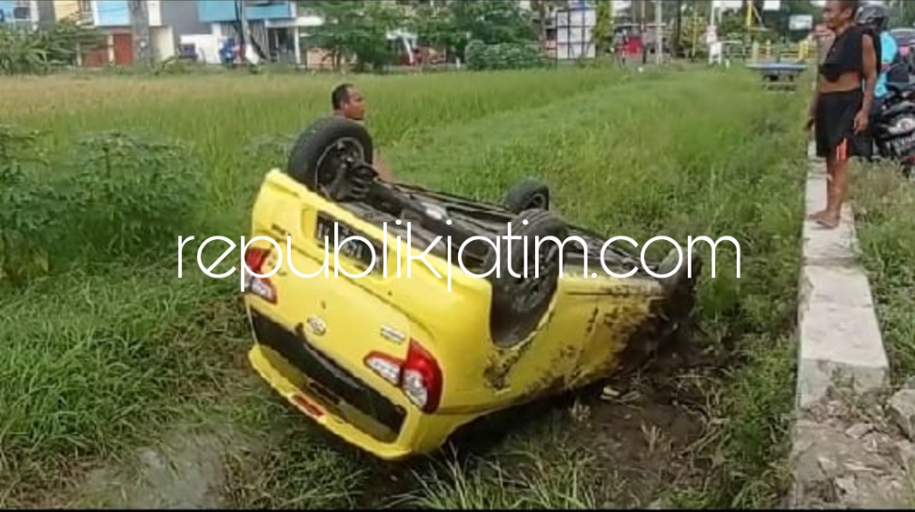 Nyetir Terlalu Minggir, Mobil Ayla Kuning Terperosok Terbalik Di Persawahan Sidokepung Buduran 