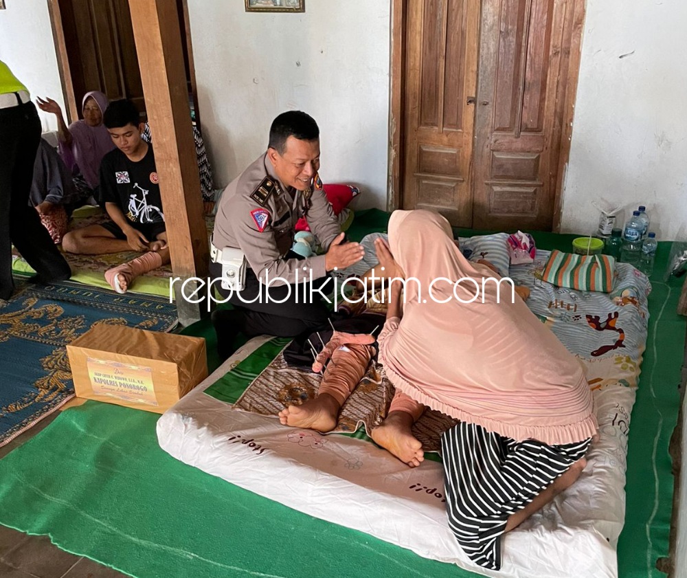 Satuan Lantas Polres Ponorogo Salurkan Bantuan Sosial untuk Keluarga Korban Laka Lantas