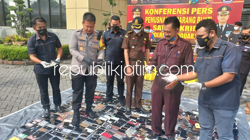 Polresta Sidoarjo Musnahkan Ratusan Android dan I Phone Rekondisi Seharga Rp 2 Miliar