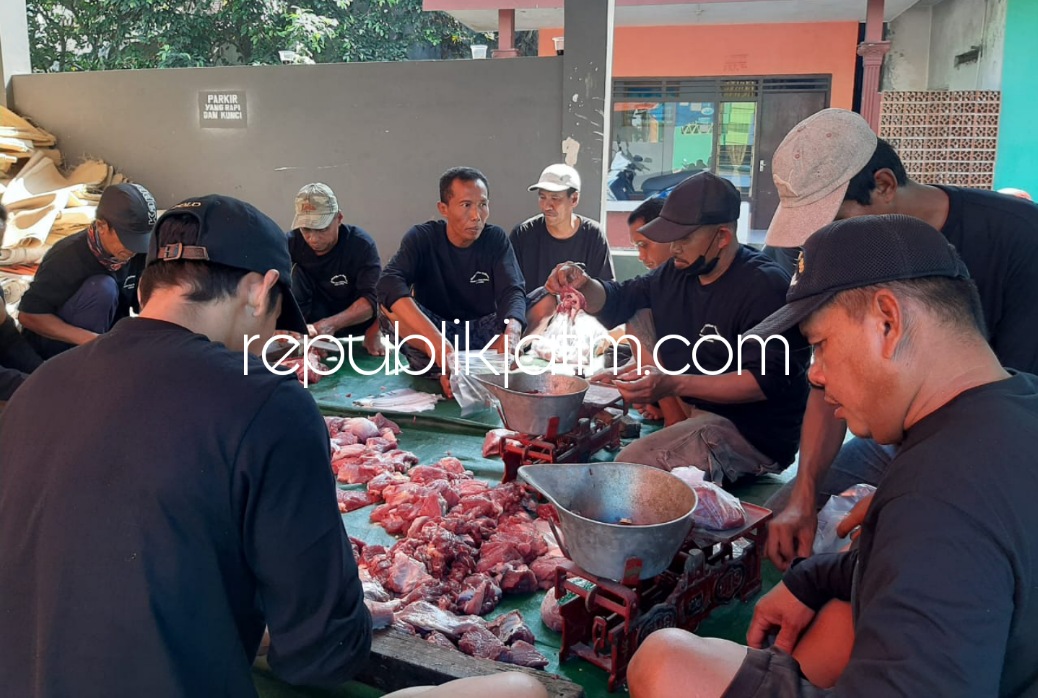 Dicek Satgas Kesehatan Dispertan Sidoarjo Sebelum Disembelih, Masjid Baitur Ridlwan Penambangan Bagikan 1.250 Paket Daging Kurban